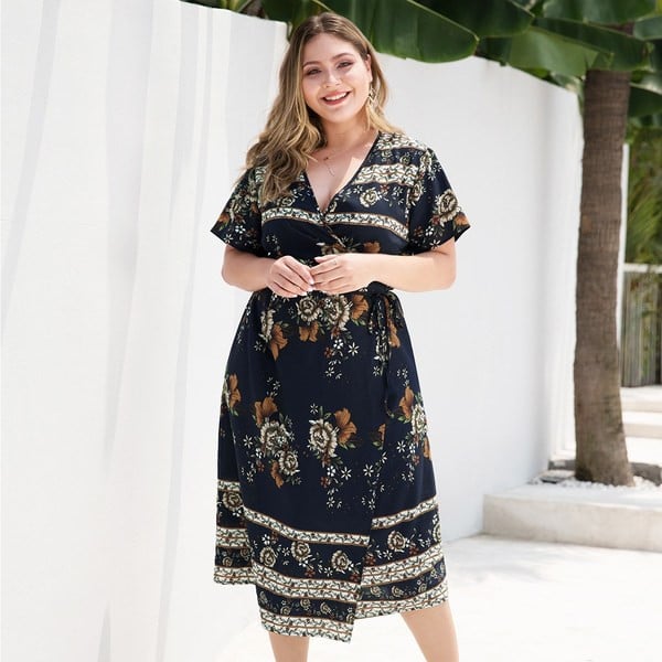 Модерна дамска рокля с V-образно  деколте  