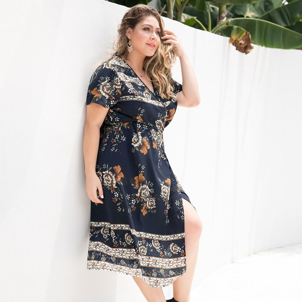 Модерна дамска рокля с V-образно  деколте  