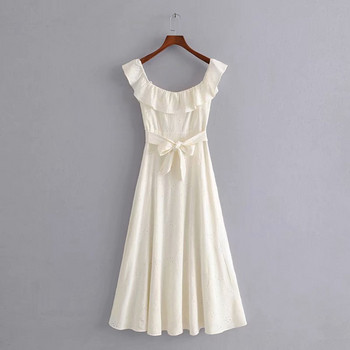 Női szabású ruha csupasz vállakkal és hímzéssel