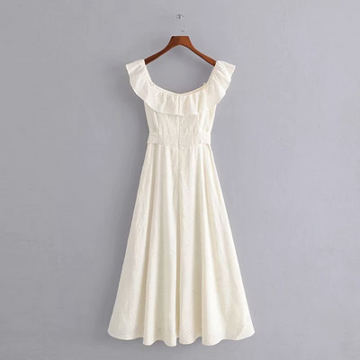 Női szabású ruha csupasz vállakkal és hímzéssel