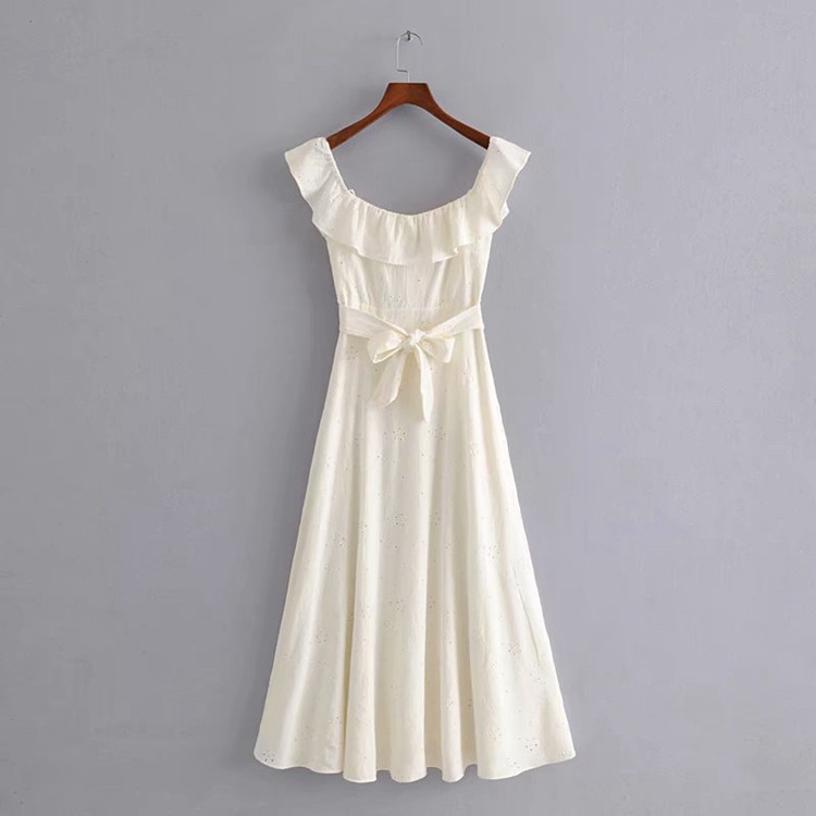 Női szabású ruha csupasz vállakkal és hímzéssel