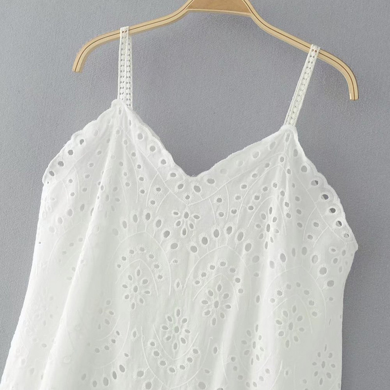 Rochie de dama alb cu bretele subtiri si broderie