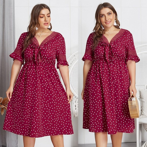 Дамска рокля с червен цвят на точки