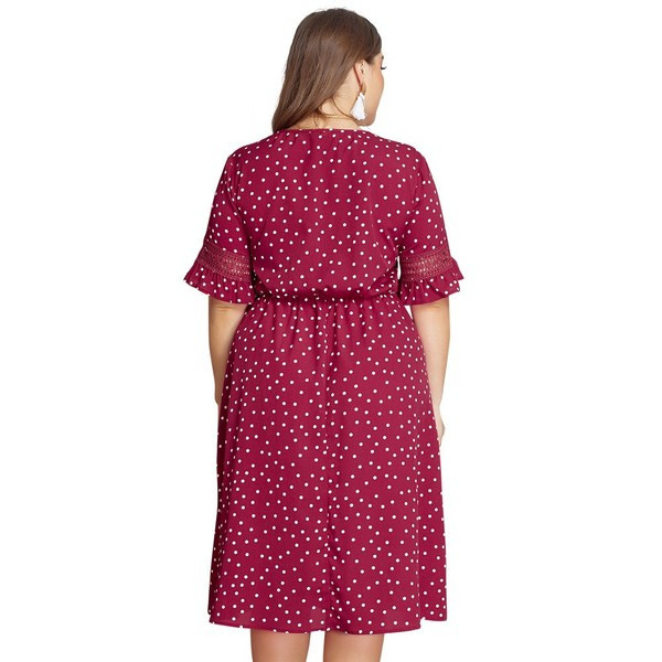 Дамска рокля с червен цвят на точки