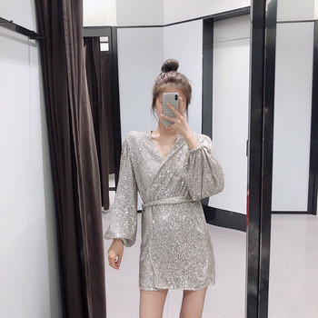 Модерна дамска рокля с обемни ръкави с колан на талията в сребрист цвят и пайети