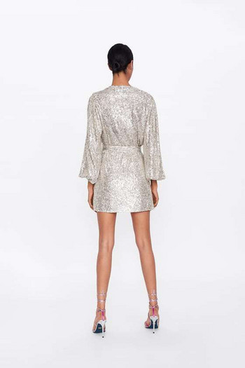 Модерна дамска рокля с обемни ръкави с колан на талията в сребрист цвят и пайети