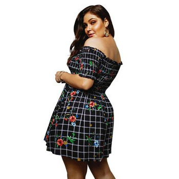 Ежедневна дамска рокля с голи рамене в черен цвят с флорален десен