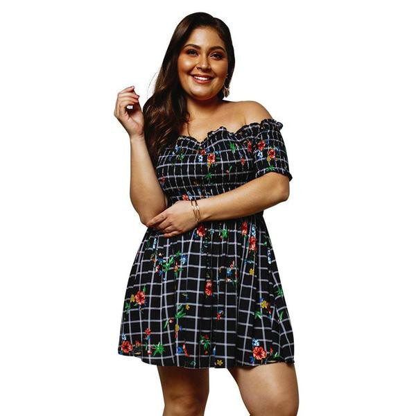 Ежедневна дамска рокля с голи рамене в черен цвят с флорален десен 