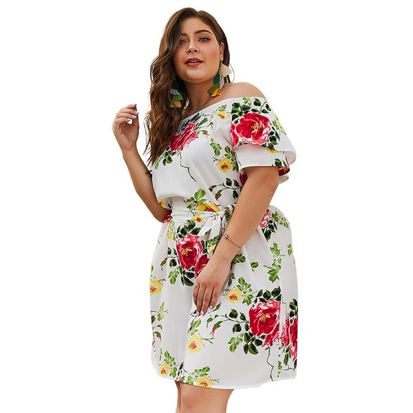 Модерна дамска рокля с паднали ръкави и флорални мотиви в бял цвят