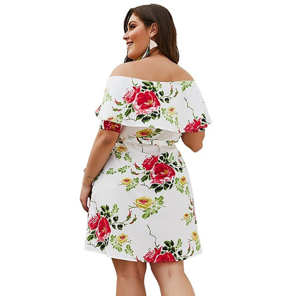 Модерна дамска рокля с паднали ръкави и флорални мотиви в бял цвят