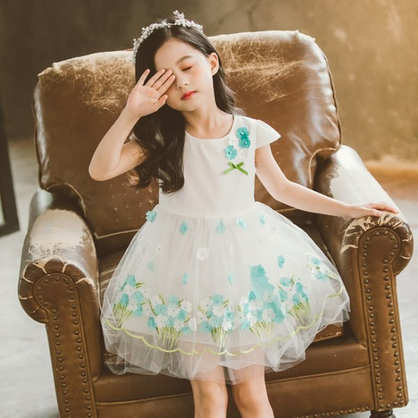 Rochie eleganta pentru copii in alb cu broderie si tul