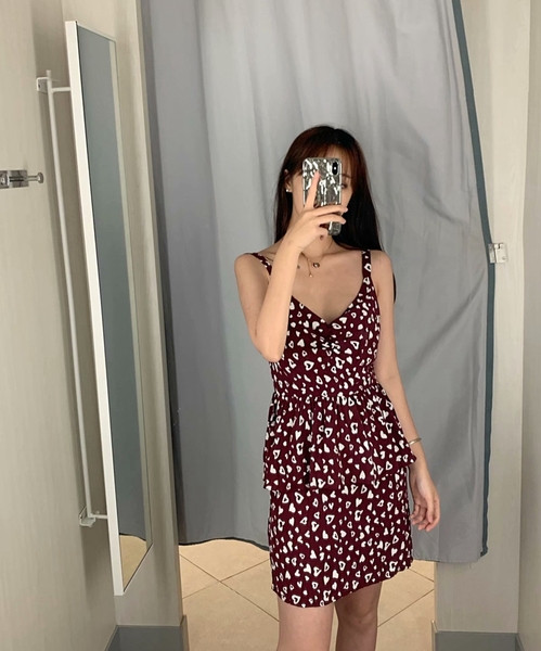 Rochie scurta de dama cu bretele subtiri si aplicatie inima