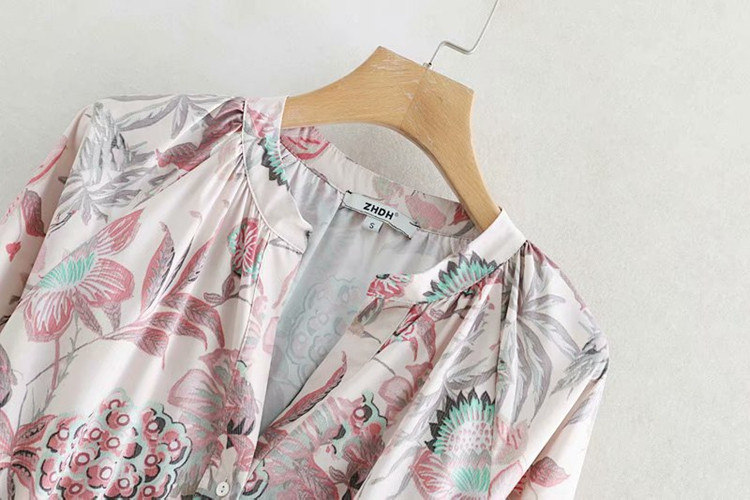 Дамска рокля с V - образно деколте и дълъг ръкав с флорален десен