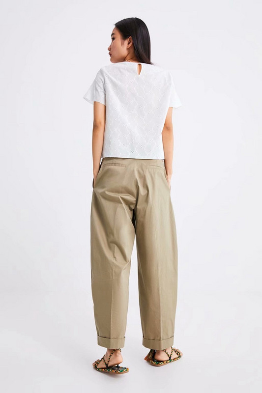 Bluză de damă cu mâneci scurte și dantelă în alb