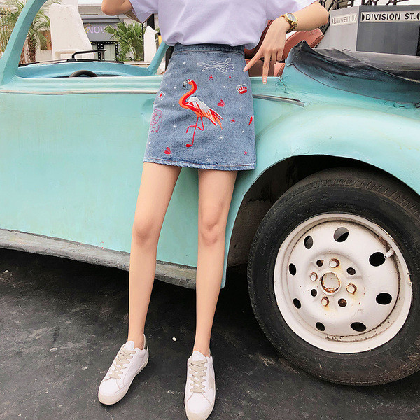 Fusta de dama din denim cu broderie colorata