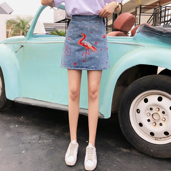 Fusta de dama din denim cu broderie colorata