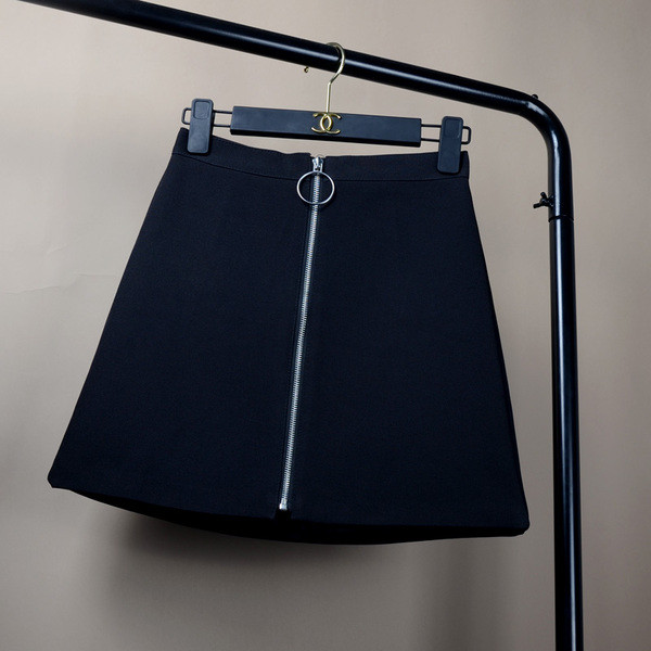 Дамска пола с цип и висока талия  в черен цвят 