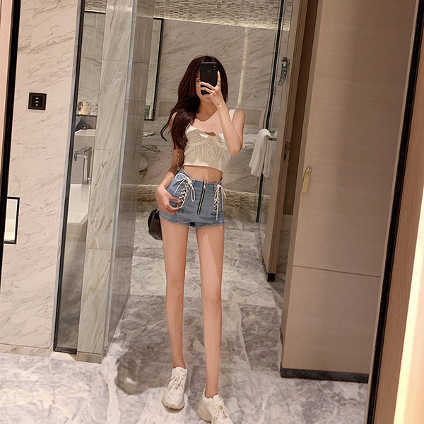 Pantaloni scurți din denim cu fermoar și legături în două culori