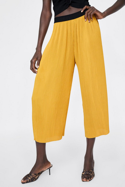 Дамски плисиран панталон с 7/8 дължина и ластик на талията в жълт цвят