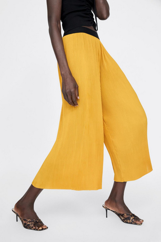 Pantaloni dama plisati cu lungime de 7/8 si talie elastica de culoare galbena