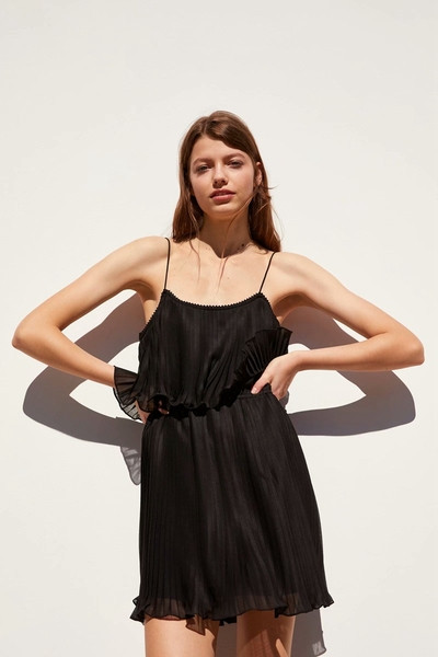 Rochie scurtă plisată cu bretele subțiri de culoare neagră