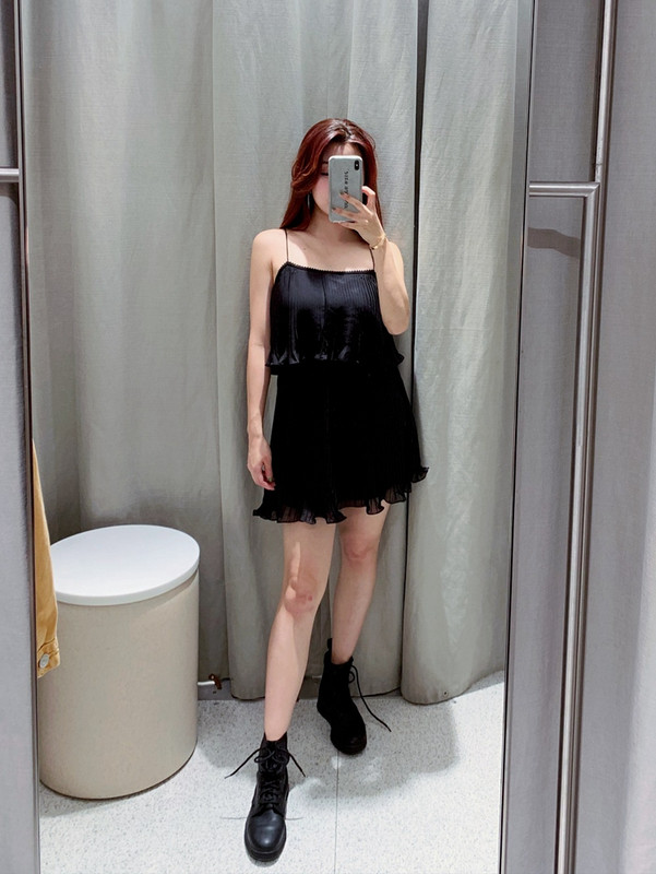 Rochie scurtă plisată cu bretele subțiri de culoare neagră