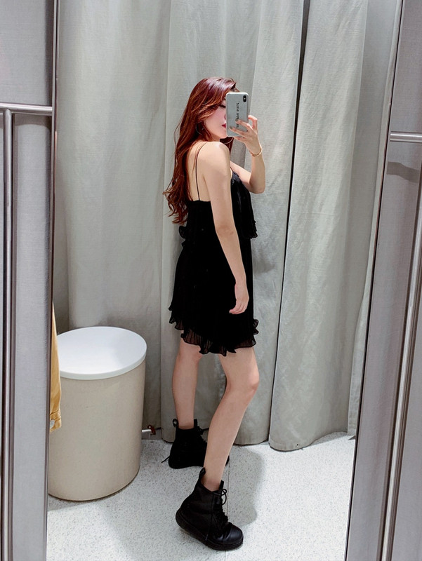 Rochie scurtă plisată cu bretele subțiri de culoare neagră