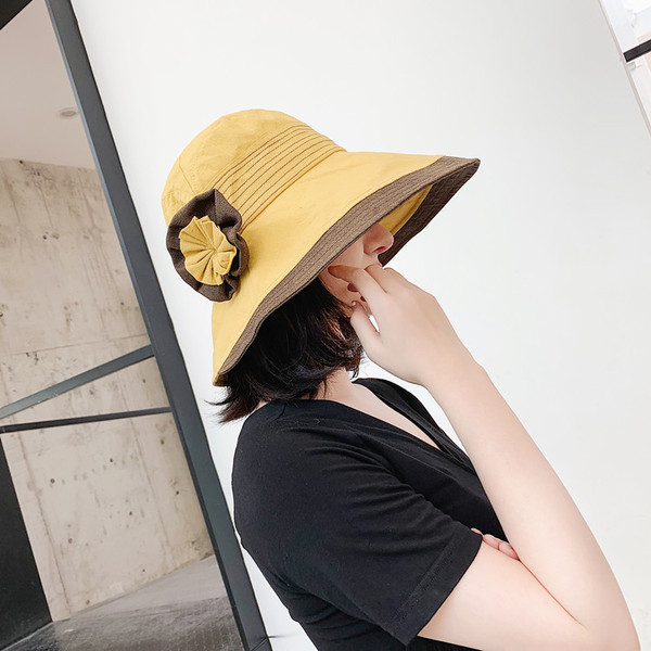 Pălărie modernă pentru femei cu element 3D în mai multe culori