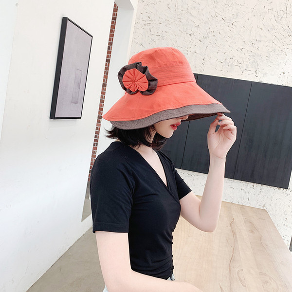 Pălărie modernă pentru femei cu element 3D în mai multe culori