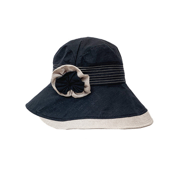 Pălărie modernă pentru femei cu element 3D în mai multe culori