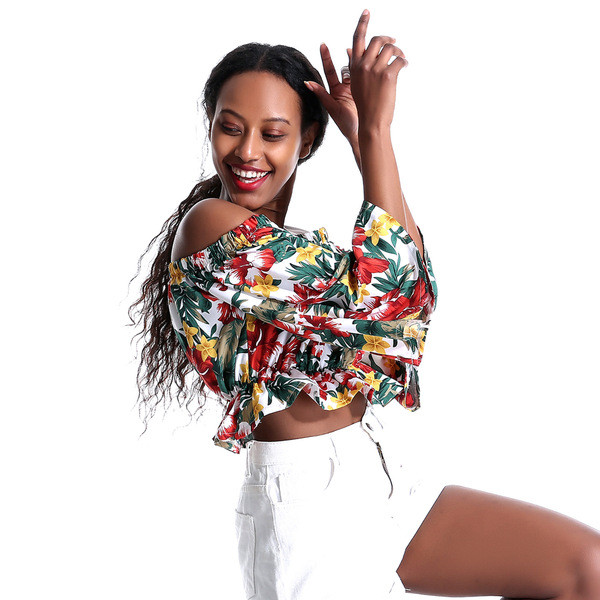 Bluză de damă actuală cu motive florale și mâneci 3/4 în alb și albastru