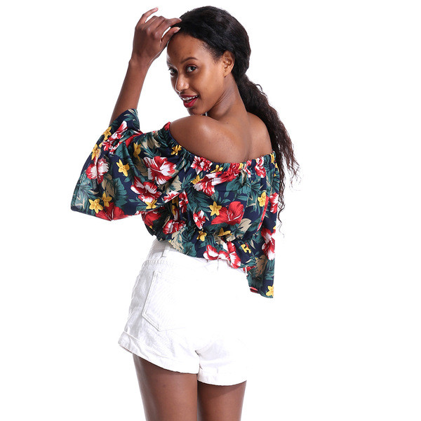 Bluză de damă actuală cu motive florale și mâneci 3/4 în alb și albastru