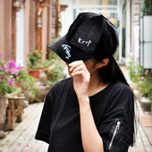 Дамска шапка с козирка от велур в два цвята 