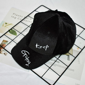 Дамска шапка с козирка от велур в два цвята 