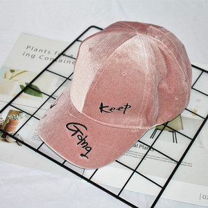 Дамска шапка с козирка от велур в два цвята 