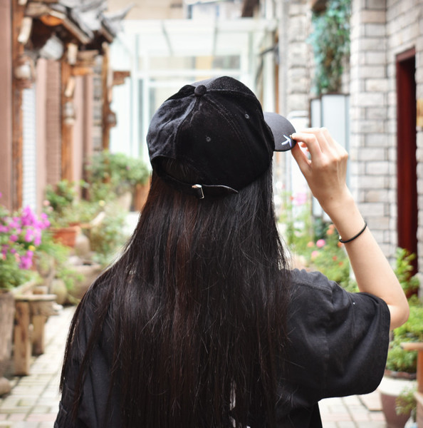 Дамска шапка с козирка от велур в два цвята 