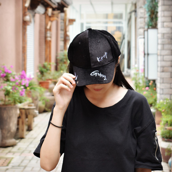 Дамска шапка с козирка от велур в два цвята 