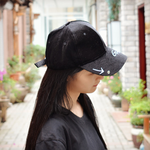 Дамска шапка с козирка от велур в два цвята 