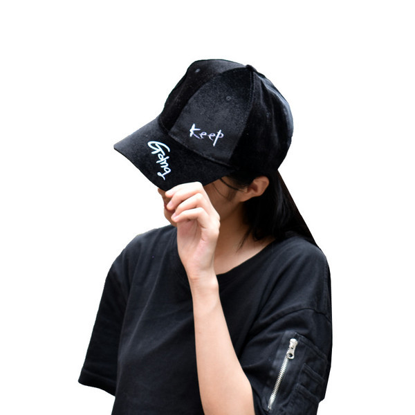 Дамска шапка с козирка от велур в два цвята 