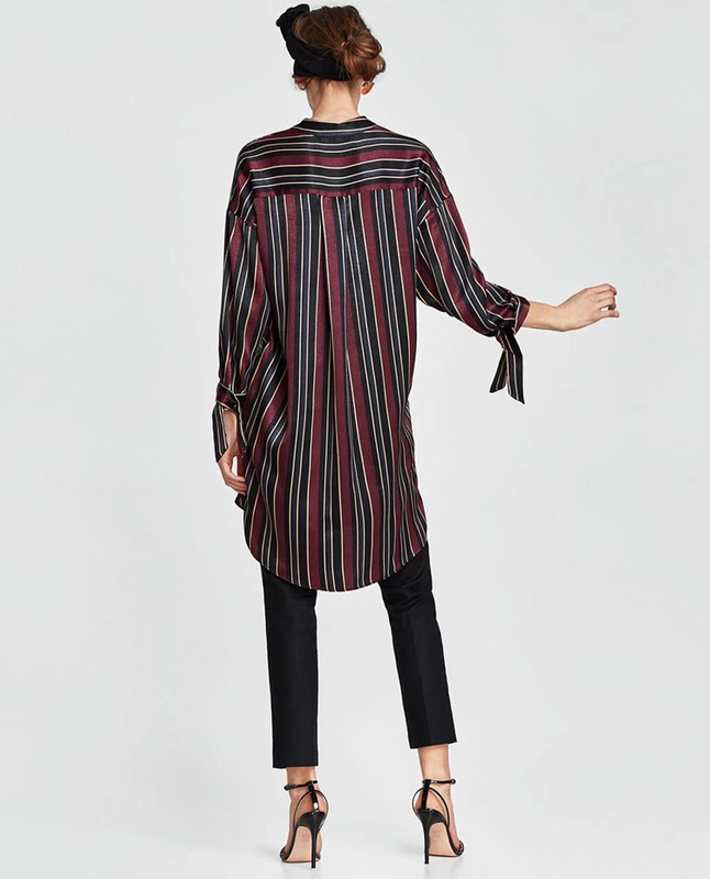 Cămașă lungă cu dungi cu mâneci din dantelă și guler clasic