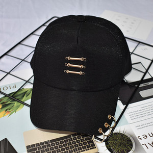 Дамска модерна лятна шапка с метален елемент в два цвята