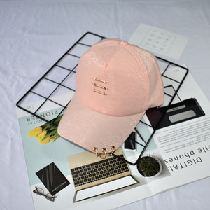 Дамска модерна лятна шапка с метален елемент в два цвята