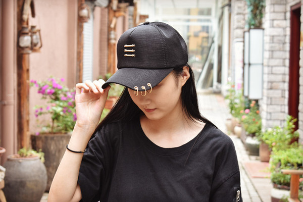 Дамска модерна лятна шапка с метален елемент в два цвята 