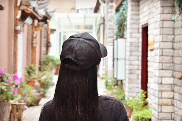 Дамска модерна лятна шапка с метален елемент в два цвята 