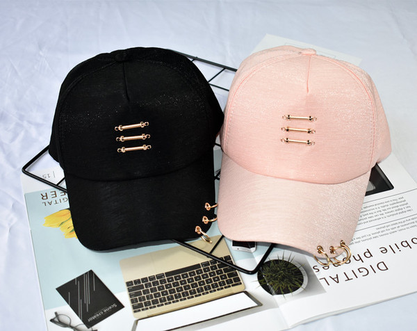 Дамска модерна лятна шапка с метален елемент в два цвята 