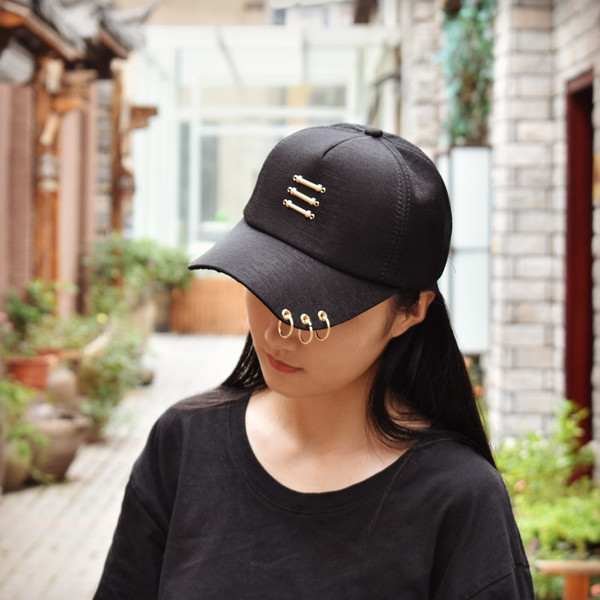 Дамска модерна лятна шапка с метален елемент в два цвята 