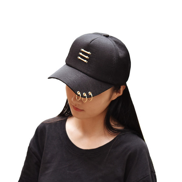 Дамска модерна лятна шапка с метален елемент в два цвята 