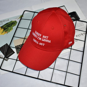 Pălărie casual pentru femei în alb și roșu