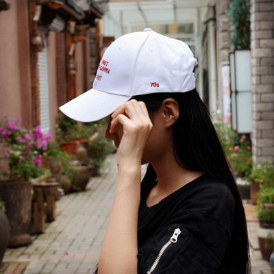 Дамска ежедневна шапка в бял и червен цвят 