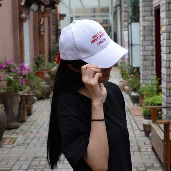 Pălărie casual pentru femei în alb și roșu